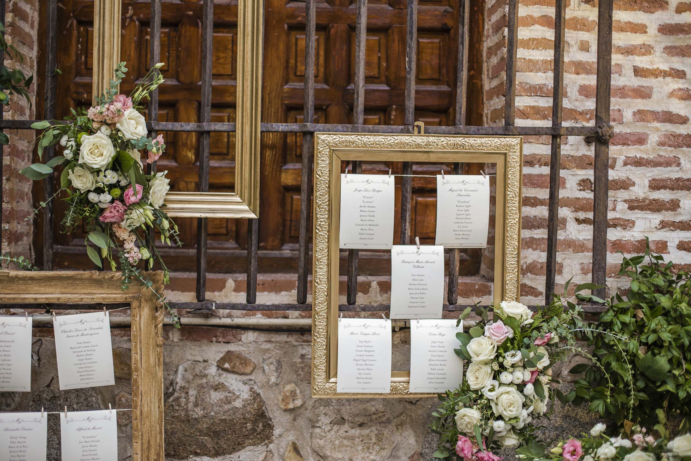 seating plan vintage con marcos dorados